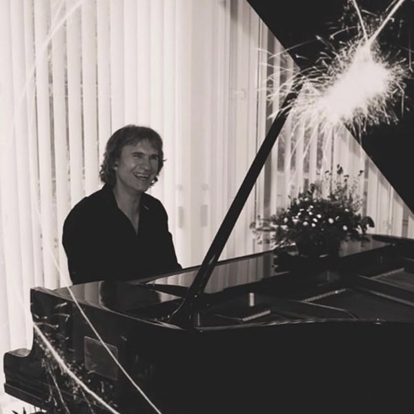 Piano and Plates